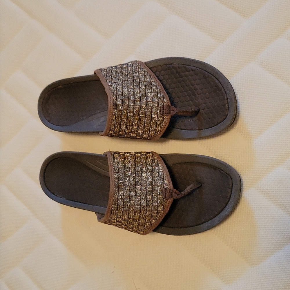 Bare traps flip flops
